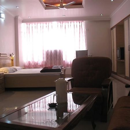Gaurav Hotel Kanpur Esterno foto